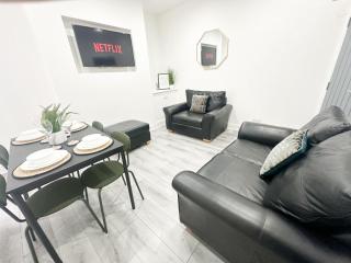 Modern & Spacious, 4 BR , 9ppl FREE WIFI & Parking - Liverpool - 5