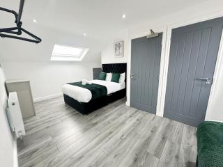 Modern & Spacious, 4 BR , 9ppl FREE WIFI & Parking - Liverpool - 4
