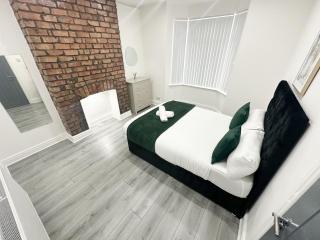 Modern & Spacious, 4 BR , 9ppl FREE WIFI & Parking - Liverpool - 0