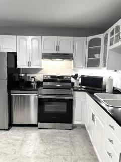 Spacious Downtown 3BR Home, 4bds - Yellowknife - 0