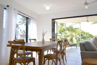 Beachfront 3-Bed with Pool & Stunning Ocean Views - Trinity Beach - 1