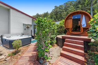 Private luxury in the mountains with running creek - 9