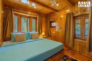 Wisteria Whispers by StayVista - 4BHK River & Mountain-View Tirthan Valley - 5