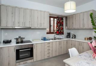 Kalliston City House with a Yard - 5