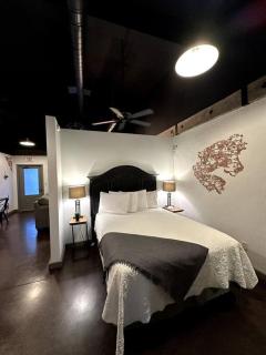 Haven at Hazel ~ Downtown Studio - Demorest - 2