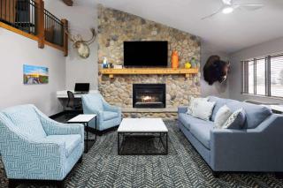 AmericInn by Wyndham Stuart - Stuart - 4