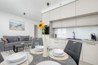 Modern Apartment with Balcony and Parking by Noclegi Renters - Mielno - 4