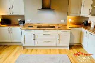 2Fountains Cottage - Stylish Cottage Hadrains Wall - 3