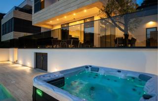 Amazing Home In Komarna - Komarna - 2