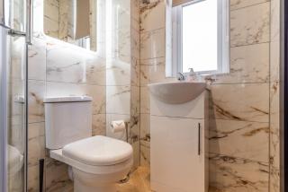 Stunning Central Derby Apartment Free WiFi & Parking - 6