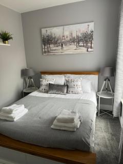 Modern, spacious and Central Location - Aberdare - 2