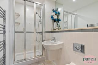 Stunning High Rise Apartment w Balcony, WFH Desk - 8