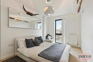 Stunning High Rise Apartment w Balcony, WFH Desk - 7