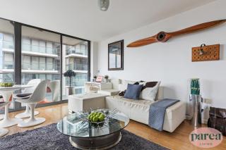 Stunning High Rise Apartment w Balcony, WFH Desk - 2
