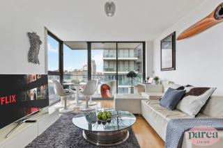 Stunning High Rise Apartment w Balcony, WFH Desk - 4
