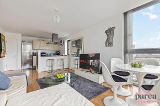 Stunning High Rise Apartment w Balcony, WFH Desk - 5