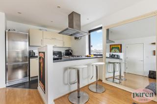 Stunning High Rise Apartment w Balcony, WFH Desk - 9