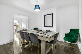 Luxury Large House With Games Room Sleeps Up to 12 - 2