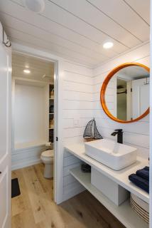 modern home with private hot tub - 6