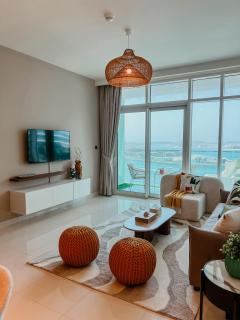 Oceanfront Escape: Stylish 1 BR in Beachfront - 1