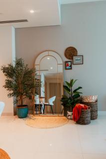 Oceanfront Escape: Stylish 1 BR in Beachfront - Dubai - 4