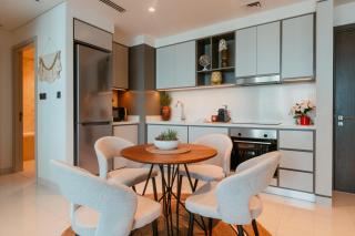 Oceanfront Escape: Stylish 1 BR in Beachfront - Dubai - 7