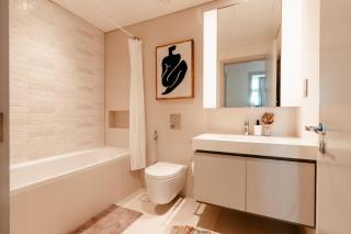 Oceanfront Escape: Stylish 1 BR in Beachfront - Dubai - 1