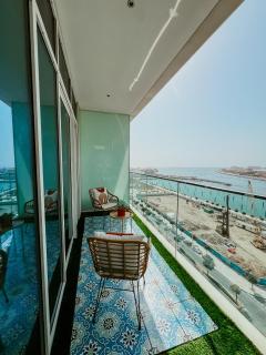 Oceanfront Escape: Stylish 1 BR in Beachfront - Dubai - 6