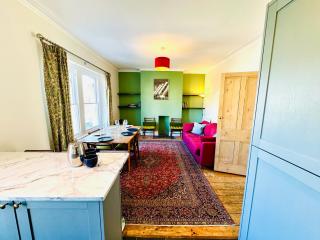 Penthouse Apartment with Impressive Views Sleeps 2 to 8 - 8