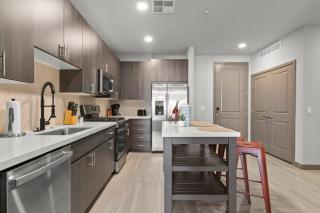 Cozysuites PHX RORO Gym, Pool, Pets, Parking! #6 - Phoenix - 1