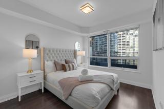 Luxury 2BR - Subway/Pool/Gym/Sauna + Free Parking - Toronto - 8