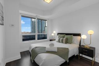 Luxury 2BR - Subway/Pool/Gym/Sauna + Free Parking - Toronto - 5