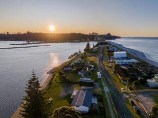 Pukehina Estuary Sunset Views Studio - 3