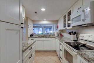 Updated luxury two bedroom The Greens Condo New Baths walk in shower Nice Kitchen Golf Views - Hilton Head Island - 6