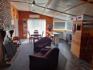 Old School Rocky Cape Guesthouse - Rocky Cape - 2