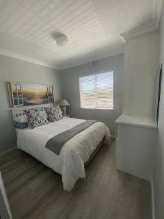 42 Whale Rock Estate - Sea View 2-Bed, Pool & Rocky Beach - 3