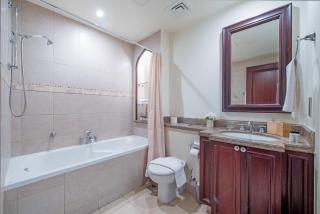 FIRST CLASS Walk to Dubai Mall from This Chic 2BR with Balcony Views - Dubai - 4