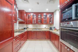 FIRST CLASS Walk to Dubai Mall from This Chic 2BR with Balcony Views - Dubai - 8