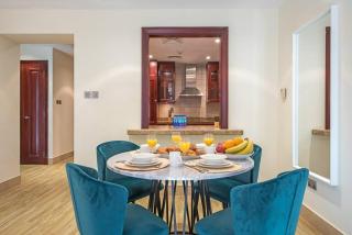 FIRST CLASS Walk to Dubai Mall from This Chic 2BR with Balcony Views - Dubai - 7