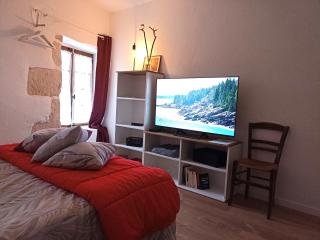 Studio cosy en pleine nature dans maison en pierre avec piscine et wifi - 1