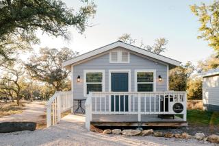 Garofalo Cottage at Wrenwood Ranch, King Bed - Johnson City - 0