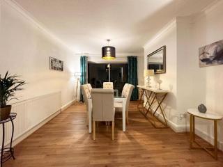 Charming 3-bedroom family home - 8