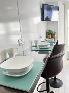 Apt 05 Stylish Studio Steps from Sea, Bars & Promenade - Brighton & Hove - 2