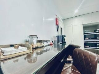 Apt 11 Seaside Serenity Chic Studio Steps to Beach - Brighton & Hove - 1