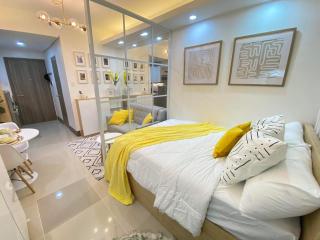 1BR w/ Balcony near Megamall: The Admiral‘s Lounge - Manila - 1