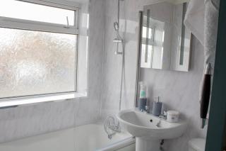 Harvard House, Stylish 3 Bedroom House in Solihull 5 mins to the NEC, BHX ,JLR with free parking - 1