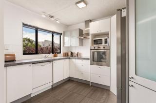 Prime CBD Hospital Location Plus Garage 2Bdrms - Christchurch - 6