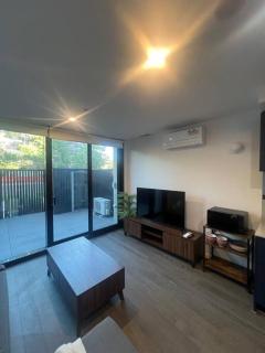 CBD - Pool - Sleeps 4 - Parking - Canberra - 9