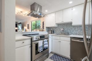 Jax Vacations 1/2 Mile to Beach, 2 bedroom townhome pet friendly - Jacksonville Beach - 8