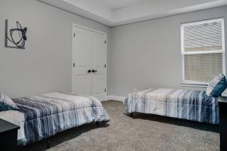 Friends & Family 6 bedrooms 8 beds 4 bath Sleeps 12 - 6